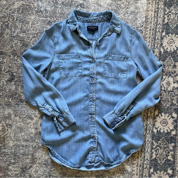 Banana Republic Blue Chambray Boyfriend Button Down Shirt - Picture 2 of 6